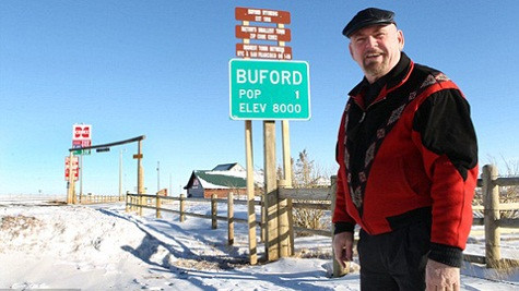 Thị trấn nhỏ nhất nước Mỹ và người chủ cũ Don Sammons. Ảnh: ExclusivePix