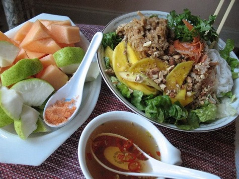 Bùn bì Đất Nam bộ là nơi sản sinh ra những món ăn lạ, dân dã, dễ làm. Bún bì là một trong những số đó, khá ngon và để lại trong lòng người ăn những dư âm khó tả. Ở Sài Gòn chắc ít ai biết món ăn ấy nhưng khi về miền Tây mà nhất là Bến Tre bạn sẽ thấy bún bì được bán vào buổi sáng như một món điểm tâm gọn nhẹ, và không chỉ ăn sáng người ta còn làm để ăn trưa, ăn chiều như một món chính. Bùn bì Đất Nam bộ là nơi sản sinh ra những món ăn lạ, dân dã, dễ làm. Bún bì là một trong những số đó, khá ngon và để lại trong lòng người ăn những dư âm khó tả. Ở Sài Gòn chắc ít ai biết món ăn ấy nhưng khi về miền Tây mà nhất là Bến Tre bạn sẽ thấy bún bì được bán vào buổi sáng như một món điểm tâm gọn nhẹ, và không chỉ ăn sáng người ta còn làm để ăn trưa, ăn chiều như một món chính.