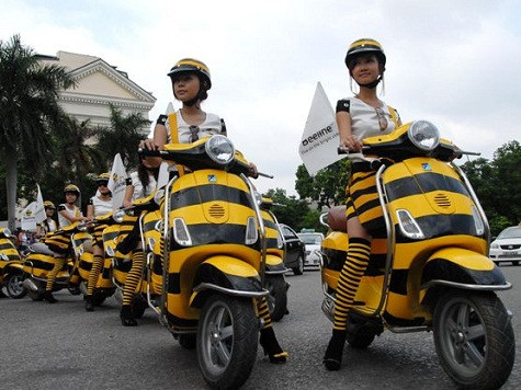 Beeline nổi tiếng với những chương trình khuyến mãi “khủng” để thu hút khách hàng. Gần đây nhất, vào cuối năm ngoái, nhà mạng này cho ra mắt gói cước “Tỷ phú”, tặng 1 tỷ đồng gọi nội mạng cho khách hàng. (Ảnh: Internet) Beeline nổi tiếng với những chương trình khuyến mãi “khủng” để thu hút khách hàng. Gần đây nhất, vào cuối năm ngoái, nhà mạng này cho ra mắt gói cước “Tỷ phú”, tặng 1 tỷ đồng gọi nội mạng cho khách hàng. (Ảnh: Internet)