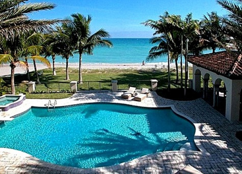 Phía sau biệt thự là một bể bơi nhỏ tuyệt đẹp và biển xanh thơ mộng Phía sau biệt thự là một bể bơi nhỏ tuyệt đẹp và biển xanh thơ mộng