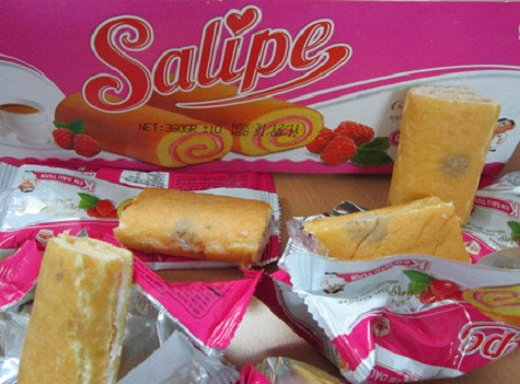 Những chiếc bánh bị mốc xanh dù vẫn còn hạn sử dụng tới cuối tháng 8/2012 Những chiếc bánh bị mốc xanh dù vẫn còn hạn sử dụng tới cuối tháng 8/2012