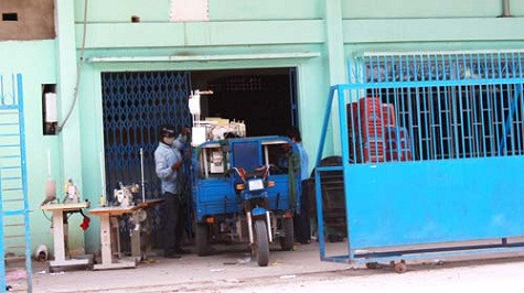 Và nay để có tiền trả nợ, DN may mặc TT phải bán tài sản, máy móc (ảnh chụp ngày 13-4-2012) - Ảnh: Đình Dân - Tuổi trẻ Và nay để có tiền trả nợ, DN may mặc TT phải bán tài sản, máy móc (ảnh chụp ngày 13-4-2012) - Ảnh: Đình Dân - Tuổi trẻ