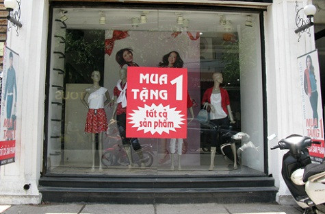 Nhiều cửa hàng treo bảng "Mua 1 tặng 1" để thu hút khách hàng. Ảnh: B.H. Nhiều cửa hàng treo bảng "Mua 1 tặng 1" để thu hút khách hàng. Ảnh: B.H.