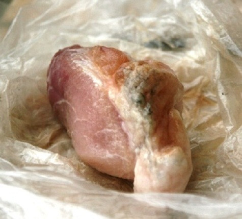 Miếng thịt đã bốc mùi kinh khủng và mốc