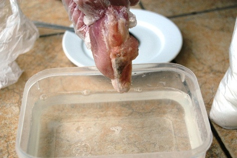 Và được thả vào nước đã pha bột săm - pết