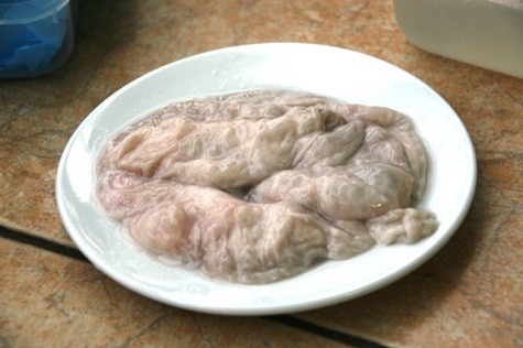 Toàn bộ nấm mốc bên ngoài đã biến mất, thay vào đó là màu trắng (do chưa lột phần bên trong để ngâm nên phần nấm mốc bên trong vẫn chưa được tẩy rửa)