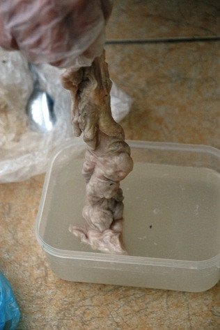 Được cho vào nước đã pha bột săm - pết