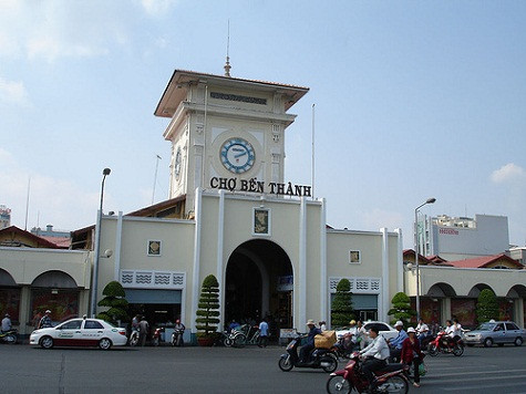 Và chợ bến Thành của hôm nay Sau ngày giải phóng đất nước, Chợ Bến Thành được nâng cấp, tu sữa đẹp hơn nhiều so với trước kia. Riêng tháp đồng hồ phía trước cửa Nam vẫn giữ lại kiến trúc hình ảnh của nó. Ngày nay, chợ Bến Thành không những là khu chợ trao đổi hàng hóa sầm uất nhất thành phố Hồ Chí Minh mà còn là trung tâm buôn bán lớn của các tỉnh phía Nam. Chợ Bến Thành hiện nay có hơn 3000 các quầy sạp với hàng ngàn sản phẩm, hàng hóa trong và ngoài nước. Du khách đến với chợ Bến Thành không chỉ mua được những sản phẩm, quà lưu niệm mình yêu thích mà còn được tìm hiểu nét văn hóa buôn bán của người Sài Gòn. Hiện chợ có hơn 3.000 sạp hàng, bán sỉ, lẻ từ thực phẩm, vật dụng hàng ngày đến hàng xa xỉ phẩm. Chợ bắt đầu hoạt động từ 4h sáng tại khu vực cửa Bắc với các sạp hoa quả và mặt hàng tươi. Khoảng 8 - 9h sáng, các quầy, sạp ở cửa Đông, Tây, Nam và trong lồng chợ... đồng loạt mở cửa. Và chợ bến Thành của hôm nay Sau ngày giải phóng đất nước, Chợ Bến Thành được nâng cấp, tu sữa đẹp hơn nhiều so với trước kia. Riêng tháp đồng hồ phía trước cửa Nam vẫn giữ lại kiến trúc hình ảnh của nó. Ngày nay, chợ Bến Thành không những là khu chợ trao đổi hàng hóa sầm uất nhất thành phố Hồ Chí Minh mà còn là trung tâm buôn bán lớn của các tỉnh phía Nam. Chợ Bến Thành hiện nay có hơn 3000 các quầy sạp với hàng ngàn sản phẩm, hàng hóa trong và ngoài nước. Du khách đến với chợ Bến Thành không chỉ mua được những sản phẩm, quà lưu niệm mình yêu thích mà còn được tìm hiểu nét văn hóa buôn bán của người Sài Gòn. Hiện chợ có hơn 3.000 sạp hàng, bán sỉ, lẻ từ thực phẩm, vật dụng hàng ngày đến hàng xa xỉ phẩm. Chợ bắt đầu hoạt động từ 4h sáng tại khu vực cửa Bắc với các sạp hoa quả và mặt hàng tươi. Khoảng 8 - 9h sáng, các quầy, sạp ở cửa Đông, Tây, Nam và trong lồng chợ... đồng loạt mở cửa.
