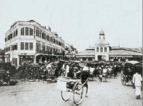 Chợ Lớn những năm đầu thế kỷ 20 Chợ Bình Tây bốn phía tiếp giáp với đường Lê Tấn Kế, Tháp Mười, Trần Bình, Phan Văn Khỏe. Chợ có 12 cổng nhỏ thông ra bốn hướng và một cổng chính nhìn về xa lộ Tháp Mười, trực diện bến xe Chợ Lớn, là cửa ngỏ về các tỉnh miền Tây Nam Bộ, thuận lợi cho giao thông, vận chuyển hàng hóa. Chợ Lớn những năm đầu thế kỷ 20 Chợ Bình Tây bốn phía tiếp giáp với đường Lê Tấn Kế, Tháp Mười, Trần Bình, Phan Văn Khỏe. Chợ có 12 cổng nhỏ thông ra bốn hướng và một cổng chính nhìn về xa lộ Tháp Mười, trực diện bến xe Chợ Lớn, là cửa ngỏ về các tỉnh miền Tây Nam Bộ, thuận lợi cho giao thông, vận chuyển hàng hóa.