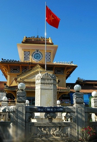 Tháp giữa chợ vươn cao có 4 mặt đồng hồ, có “lưỡng long chầu châu”. 4 góc có 4 chòi nhỏ, toàn bộ mái chợ lợp bằng ngói âm dương theo kiểu chồng lớp để tạo sự thông thoáng. Riêng mái ở các góc có hình rồng uốn lượn theo kiểu chùa phương Đông. Giữa chợ có khoảng sân rộng rãi đặt tượng ông Quách Đàm cùng bệ đá ghi ngày xây dựng chợ. Tháp giữa chợ vươn cao có 4 mặt đồng hồ, có “lưỡng long chầu châu”. 4 góc có 4 chòi nhỏ, toàn bộ mái chợ lợp bằng ngói âm dương theo kiểu chồng lớp để tạo sự thông thoáng. Riêng mái ở các góc có hình rồng uốn lượn theo kiểu chùa phương Đông. Giữa chợ có khoảng sân rộng rãi đặt tượng ông Quách Đàm cùng bệ đá ghi ngày xây dựng chợ.