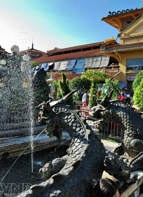 Xung quanh bệ đá có 4 con sư tử ngậm châu và 4 con rồng đều bằng đồng đang phun nước. Xung quanh bệ đá có 4 con sư tử ngậm châu và 4 con rồng đều bằng đồng đang phun nước.