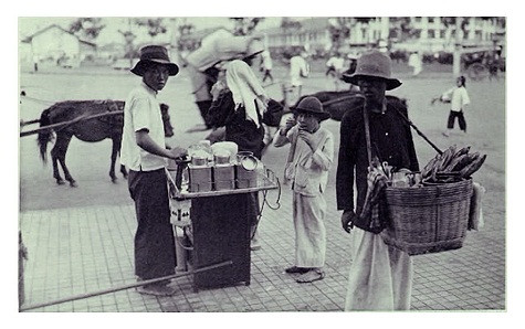 Bán dạo trên bùng binh trước chợ Bến Thành Bán dạo trên bùng binh trước chợ Bến Thành