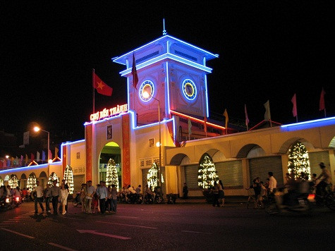 Chợ đêm Bến Thành hình thành đem lại cho du khách cơ hội thưởng thức nhiều món ăn đặc sản từ khắp mọi miền đất nước. Chợ đêm Bến Thành hình thành đem lại cho du khách cơ hội thưởng thức nhiều món ăn đặc sản từ khắp mọi miền đất nước.