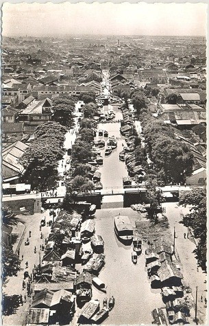 Nguyên thủy, đây là một vùng đất ruộng, một thương gia người Hoa là Quách Đàm (1863-1927) đã mua lại, chuyển đất ruộng thành đất thổ trạch, rồi tự mình xuất tiền để xây dựng một khu chợ xi măng cốt sắt rất đồ sộ, ngày ấy được người dân quen gọi là chợ Quách Đàm. Bên cạnh khu chợ, ông Quách Đàm cũng cho xây dựng khu phố nhà lầu theo kiểu phố buôn bán và vận động các quan chức cao cấp của Nam Kỳ, kể cả Thống đốc Cognacq để dời Chợ Lớn về đây. Bên trong chợ, ông cũng cho đặt tượng đồng của mình nơi cửa chính. Nguyên thủy, đây là một vùng đất ruộng, một thương gia người Hoa là Quách Đàm (1863-1927) đã mua lại, chuyển đất ruộng thành đất thổ trạch, rồi tự mình xuất tiền để xây dựng một khu chợ xi măng cốt sắt rất đồ sộ, ngày ấy được người dân quen gọi là chợ Quách Đàm. Bên cạnh khu chợ, ông Quách Đàm cũng cho xây dựng khu phố nhà lầu theo kiểu phố buôn bán và vận động các quan chức cao cấp của Nam Kỳ, kể cả Thống đốc Cognacq để dời Chợ Lớn về đây. Bên trong chợ, ông cũng cho đặt tượng đồng của mình nơi cửa chính.