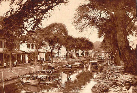 Cảnh buôn bán tấp nập, trên bến dưới thuyền, đoạn này chính là dóc cầu Quới, nơi có đường xe điện Sài Gòn - Chợ Lớn chạy qua.... Cảnh buôn bán tấp nập, trên bến dưới thuyền, đoạn này chính là dóc cầu Quới, nơi có đường xe điện Sài Gòn - Chợ Lớn chạy qua....