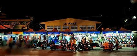 Chợ Bình Tây là một trong những ngôi chợ lớn và cũng là ngôi chợ lâu đời nhất của thành phố. Chợ hoạt động suốt từ 2-3h sáng đến 9-10h đêm. Chuyên kinh doanh hàng sỉ với mức giá thấp nhất có thể. Ngoài lượng tiểu thương các nơi đến kinh doanh, hàng năm, chợ đón tiếp rất nhiều lượt khách nước ngoài đến tham quan và mua sắm. Chợ Bình Tây là một trong những ngôi chợ lớn và cũng là ngôi chợ lâu đời nhất của thành phố. Chợ hoạt động suốt từ 2-3h sáng đến 9-10h đêm. Chuyên kinh doanh hàng sỉ với mức giá thấp nhất có thể. Ngoài lượng tiểu thương các nơi đến kinh doanh, hàng năm, chợ đón tiếp rất nhiều lượt khách nước ngoài đến tham quan và mua sắm.