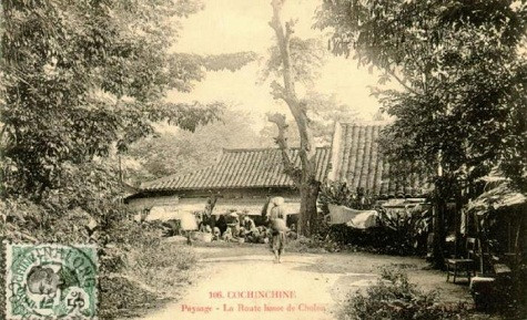 Chợ lớn những ngày sơ khai Sở dĩ "Chợ Lớn Mới" có được tên này là vì trước đây trong khu vực này đã từng có một chợ, nằm ngay ở Bưu Điện Chợ Lớn thời nay, chợ đó sau này thường được nhắc đến bằng tên "Chợ Cũ". Chợ Lớn được xây dựng sau khi Chợ Cũ bị thiêu tàn trong một vụ cháy (thời gian và nguyên nhân của vụ cháy không rõ). Do chợ mới được xây rất to lớn vào thời đó, cho nên những người trong khu vực đặt tên là "Chợ Lớn Mới". Chợ lớn những ngày sơ khai Sở dĩ "Chợ Lớn Mới" có được tên này là vì trước đây trong khu vực này đã từng có một chợ, nằm ngay ở Bưu Điện Chợ Lớn thời nay, chợ đó sau này thường được nhắc đến bằng tên "Chợ Cũ". Chợ Lớn được xây dựng sau khi Chợ Cũ bị thiêu tàn trong một vụ cháy (thời gian và nguyên nhân của vụ cháy không rõ). Do chợ mới được xây rất to lớn vào thời đó, cho nên những người trong khu vực đặt tên là "Chợ Lớn Mới".