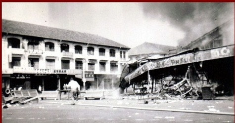 Chợ Bến Thành bị đốt cháy vào tháng 3 năm 1950 Tuy nhiên vào khoảng giữa năm 1911, ngôi chợ này bị phá bỏ vì xuống cấp nghiêm trọng để xây lại một khu chợ mới với quy mô lớn, khang trang hơn . Vị trí được người Pháp lựa chọn là vị trí chợ Bến Thành ngày nay. Khu chợ Bến Thành mới này được hoàn thành và hoạt động vào tháng 3 năm 1914. Chợ Bến Thành bị đốt cháy vào tháng 3 năm 1950 Tuy nhiên vào khoảng giữa năm 1911, ngôi chợ này bị phá bỏ vì xuống cấp nghiêm trọng để xây lại một khu chợ mới với quy mô lớn, khang trang hơn . Vị trí được người Pháp lựa chọn là vị trí chợ Bến Thành ngày nay. Khu chợ Bến Thành mới này được hoàn thành và hoạt động vào tháng 3 năm 1914.