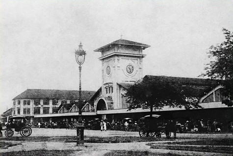 Chợ Bến Thành năm 1920 Chợ Bến Thành có 4 ô cửa và 4 tháp cổng có gắn đồng hồ nhìn ra 4 con đường trung tâm quận 1, lần lượt theo các hướng Bắc, Nam, Đông là đường Lê Lợi, đường Phan Bội Châu, đường Phan Chu Trinh và cổng chính có tháp cao nhìn ra quảng trường Quách Thị Trang. Cổng chính được coi là biểu tượng của TP. HCM. Chợ Bến Thành năm 1920 Chợ Bến Thành có 4 ô cửa và 4 tháp cổng có gắn đồng hồ nhìn ra 4 con đường trung tâm quận 1, lần lượt theo các hướng Bắc, Nam, Đông là đường Lê Lợi, đường Phan Bội Châu, đường Phan Chu Trinh và cổng chính có tháp cao nhìn ra quảng trường Quách Thị Trang. Cổng chính được coi là biểu tượng của TP. HCM.
