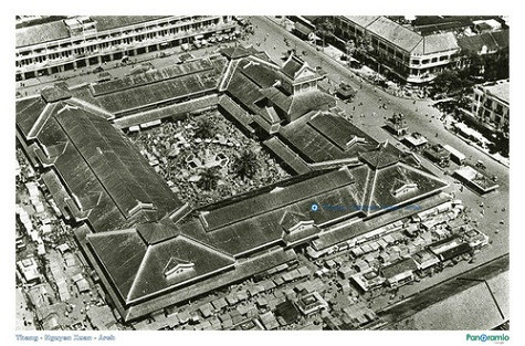 Tuy nhiên, thời kỳ đầu khi chợ mới được xây dựng, dù đồ sộ, nhưng xung quanh dân cư còn thưa thớt, hơn nữa, các thương gia người Hoa buôn bán tại Chợ Lớn Cũ vốn đã yên nơi yên chỗ cũng không muốn dời phố mới xa xôi thêm hao tốn, vì vậy chợ Quách Đàm chưa sầm uất như bây giờ. Tuy nhiên, thời kỳ đầu khi chợ mới được xây dựng, dù đồ sộ, nhưng xung quanh dân cư còn thưa thớt, hơn nữa, các thương gia người Hoa buôn bán tại Chợ Lớn Cũ vốn đã yên nơi yên chỗ cũng không muốn dời phố mới xa xôi thêm hao tốn, vì vậy chợ Quách Đàm chưa sầm uất như bây giờ.