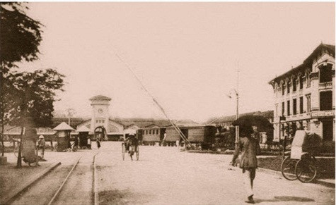 Chợ Bến Thành trước năm 1900. Trước chợ có cổng tàu hỏa, ga Sài gòn nằm đối diện nay là công viên 23 tháng 9. Chợ Bến Thành trước năm 1900. Trước chợ có cổng tàu hỏa, ga Sài gòn nằm đối diện nay là công viên 23 tháng 9.