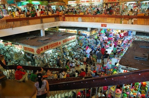 Chợ Bình Tây có 2.358 sạp hàng. Riêng khu vực nhà lồng có 1446 sạp, trong đó tầng trệt có 698 sạp, tầng lầu có 748 sạp. Trong chợ có khoảng 876 gian hàng chuyên về thực phẩm và gia vị, đây là mặt hàng chiếm tỉ lệ cao nhất ở chợ. Ngoài ra còn có các mặt hàng về đồ dùng gia đình, hàng may sẵn, lương thực và các ngành hàng khác. Chợ Bình Tây có 2.358 sạp hàng. Riêng khu vực nhà lồng có 1446 sạp, trong đó tầng trệt có 698 sạp, tầng lầu có 748 sạp. Trong chợ có khoảng 876 gian hàng chuyên về thực phẩm và gia vị, đây là mặt hàng chiếm tỉ lệ cao nhất ở chợ. Ngoài ra còn có các mặt hàng về đồ dùng gia đình, hàng may sẵn, lương thực và các ngành hàng khác.