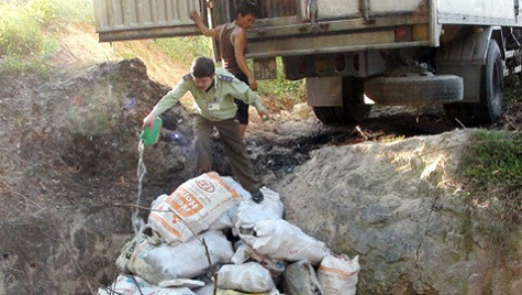 Sau khi cán bộ quản lý thị trường tỉnh Đồng Nai tưới xăng tiêu hủy và ra về, số thịt thối này lập tức được giải cứu. (Ảnh: Vef)