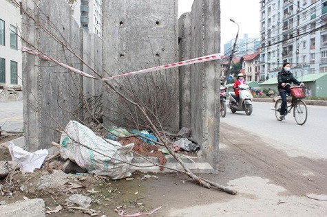 Những cột bê tông này đã xuất hiện từ lâu mà vẫn chưa được sử dụng vào mục đích gì. Những cột bê tông này đã xuất hiện từ lâu mà vẫn chưa được sử dụng vào mục đích gì.