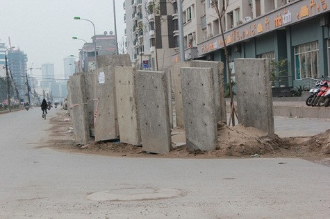 Hàng trăm chiếc lô cốt nằm dọc bên đường. Hàng trăm chiếc lô cốt nằm dọc bên đường.