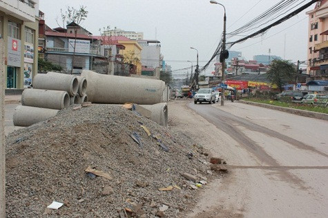 Không những lô cốt mà cả cát và sỏi, đá đổ tràn lan gây bụi bẩn mất mỹ quan đường phố. Không những lô cốt mà cả cát và sỏi, đá đổ tràn lan gây bụi bẩn mất mỹ quan đường phố.