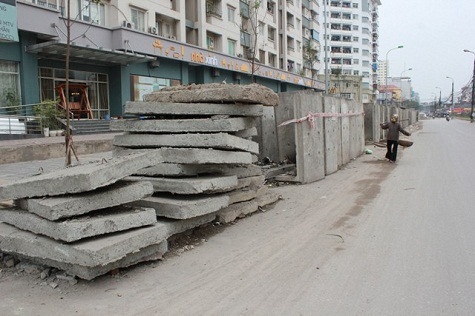 Người đi bộ không thể đi sát vào lề đường, đành phải đi giữa lòng đường. Những cột, ống bê tông hàng trăm cái dựng như hàng rào chình ình trước mặt tiền của khu chung cư nhìn rất chướng mắt. Người đi bộ không thể đi sát vào lề đường, đành phải đi giữa lòng đường. Những cột, ống bê tông hàng trăm cái dựng như hàng rào chình ình trước mặt tiền của khu chung cư nhìn rất chướng mắt.