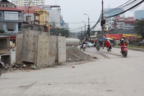 Con đường rộng là thế nay đã bị thu hẹp lại. Con đường rộng là thế nay đã bị thu hẹp lại.