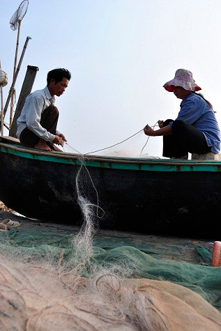 8h sáng, trên bãi đã vãn người, các chủ thuyền nhanh chóng gỡ và xếp lưới, chuẩn bị cho chuyến ra khơi tiếp theo. 8h sáng, trên bãi đã vãn người, các chủ thuyền nhanh chóng gỡ và xếp lưới, chuẩn bị cho chuyến ra khơi tiếp theo.