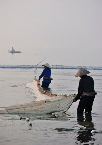 Một mẻ lưới mất từ 2-3 tiếng và nếu “trúng”, có thể thu được trên 1 tạ tôm cá các loại, chia đều cho những người cùng kéo. Một mẻ lưới mất từ 2-3 tiếng và nếu “trúng”, có thể thu được trên 1 tạ tôm cá các loại, chia đều cho những người cùng kéo.