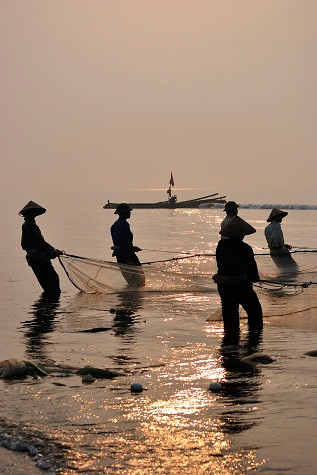 Họ tập hợp thành những nhóm 15-20 người, quăng “lưới rê” cách bờ hàng trăm mét và kéo lưới vào bờ. Họ tập hợp thành những nhóm 15-20 người, quăng “lưới rê” cách bờ hàng trăm mét và kéo lưới vào bờ.