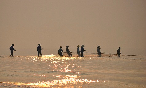 Nắng lên, những ngư dân “không có thuyền” mới bắt đầu công việc của mình – kéo “lưới rê”. Nắng lên, những ngư dân “không có thuyền” mới bắt đầu công việc của mình – kéo “lưới rê”.