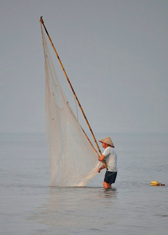 “Xiếc” cũng là một cách đánh bắt cá thủ công vẫn được người dân ở đây sử dụng, thu về chủ yếu là tôm, tép và các loại cá bé. “Xiếc” cũng là một cách đánh bắt cá thủ công vẫn được người dân ở đây sử dụng, thu về chủ yếu là tôm, tép và các loại cá bé.