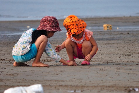 Những đứa trẻ làng chài vui chơi trên bãi biển. Những đứa trẻ làng chài vui chơi trên bãi biển.
