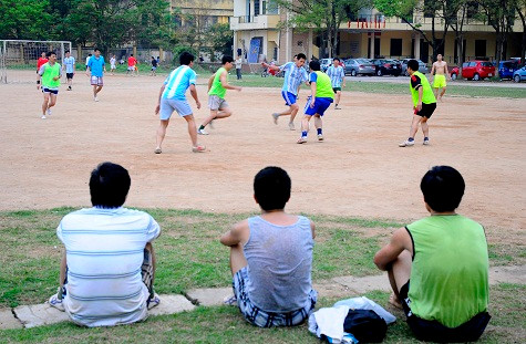 Người ra ngoài ngay lập tức trở thành cổ động viên thậm chí là bình luận viên nghiệp dư