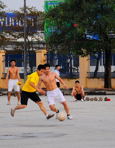 "Sân bóng" không kẻ vạch, không trọng tài, cầu thủ 2 đội thường phân biệt bằng cách đội mặc áo, 1 đội "phơi trần" và cầu môn chỉ là vài viên gạch thách đấu