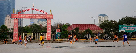 Mỗi buôi chiều, những đội bóng đá "tự phát" lại tập hợp ở những khoảng sân trống trước khu vực SVĐ Mỹ Đình và Khu liên hợp thể thao quốc gia.