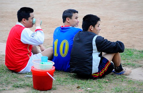 Tiếp sức cho các cầu thủ là những xô trà đá nằm cạnh sân