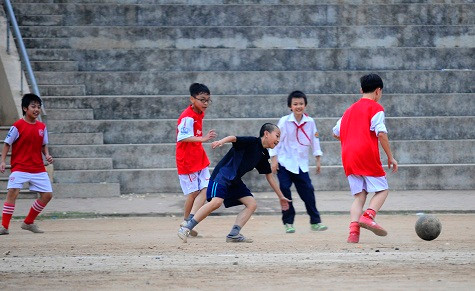 Học sinh trường THCS Nghĩa Tân chơi bóng sau giờ học