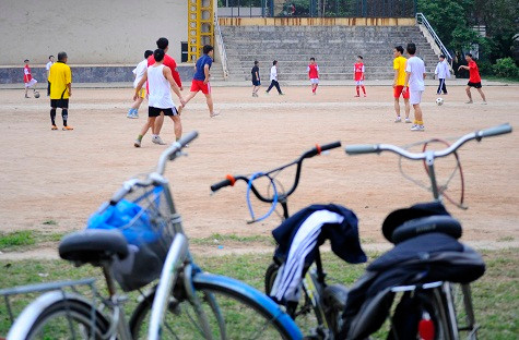 Một trong những sân thuộc hạng sang của bóng đá phong trào là san Nghĩa Tân. Sân Đại học Y, ĐH thủy lợi đều là những sân cỏ nhân tạo có giá khá cao so với học sinh, sinh viên.