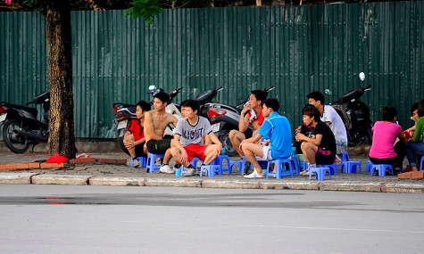 Các cần thủ ra ngoài vẫn chăm chú theo dõi đồng đội trên sân