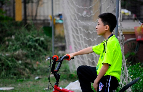 Một khán giả nhí theo dõi trận đấu từ ngoài sân