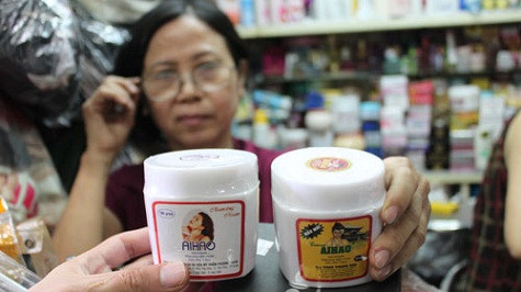 Để ứng phó việc bị làm giả, sản phẩm Aihao phải nhiều lần thay đổi tem nhãn, mẫu mã. Tuy nhiên, việc này khiến tiểu thương gặp khó khăn khi giải thích cho khách hàng - Ảnh: L.SƠN Để ứng phó việc bị làm giả, sản phẩm Aihao phải nhiều lần thay đổi tem nhãn, mẫu mã. Tuy nhiên, việc này khiến tiểu thương gặp khó khăn khi giải thích cho khách hàng - Ảnh: L.SƠN