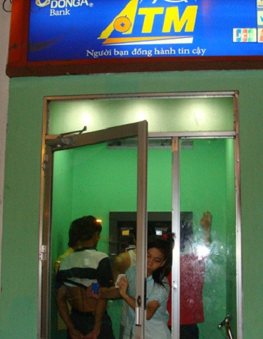 Theo người dân, nếu muốn tăng phí hoặc thu phí rút tiền nội mạng, các ngân hàng cần nâng cao chất lượng dịch vụ. Ảnh minh họa: Thanh Lê. Theo người dân, nếu muốn tăng phí hoặc thu phí rút tiền nội mạng, các ngân hàng cần nâng cao chất lượng dịch vụ. Ảnh minh họa: Thanh Lê.