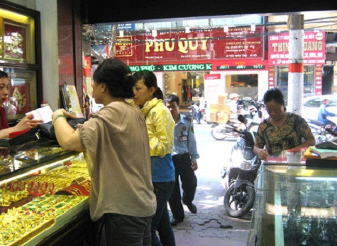 Người mua vàng thời điểm này chủ yếu là khách mua nhỏ lẻ để tích trữ. Ảnh: Thu Hạ. Người mua vàng thời điểm này chủ yếu là khách mua nhỏ lẻ để tích trữ. Ảnh: Thu Hạ.