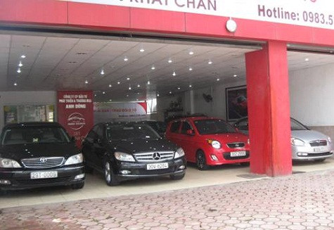 Các Salon ôtô vắng hoe vì không có người mua. Ảnh: M.N.